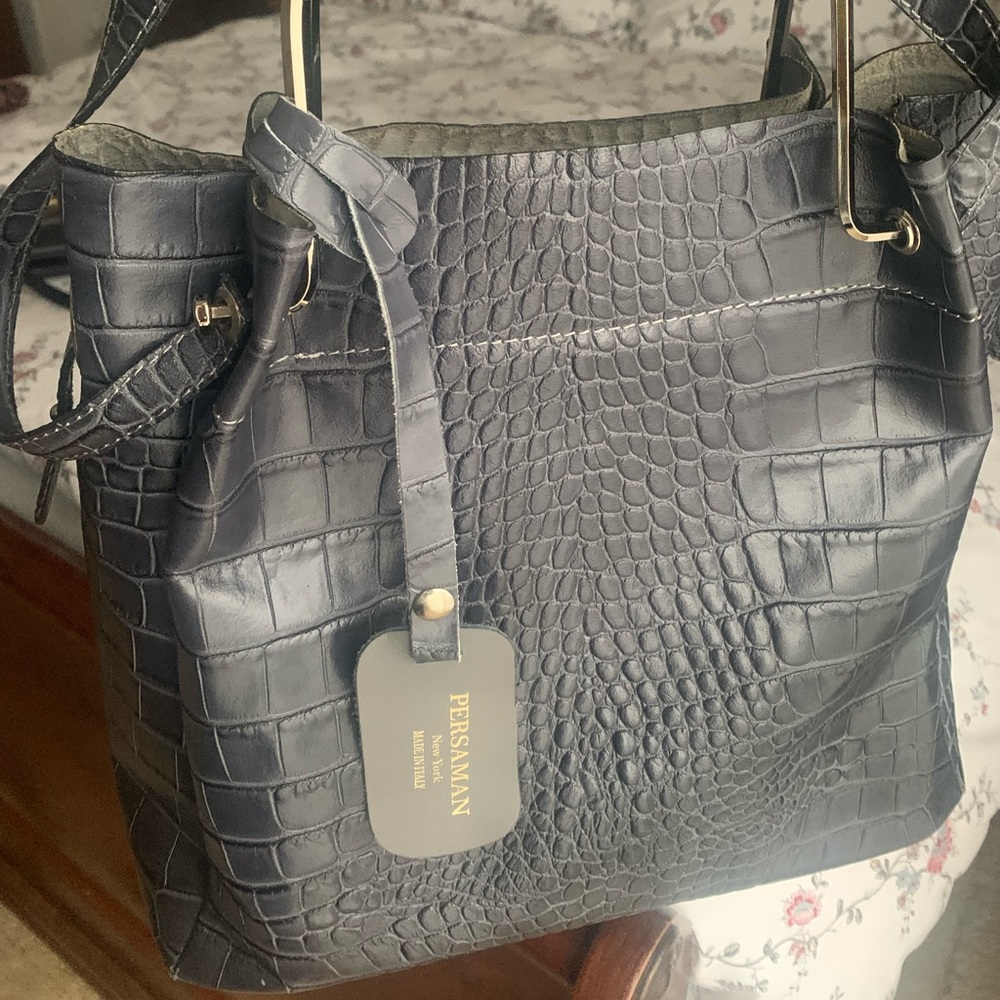Women parse. It’s like new, very stylish to sue is every day.Gray color
